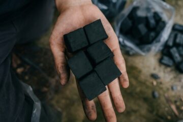 Pelajari peluang usaha briket arang mulai dari bahan baku, target pasar, kualitas produk, kapasitas produksi, hingga pengembangan usaha.